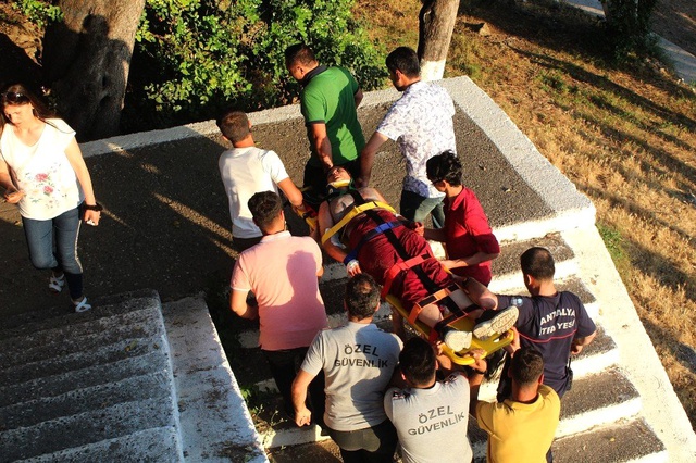 Falezlerden Atlayan Genç Kız, Sedye İle Elden Ele Ambulansa Taşındı