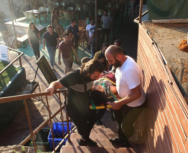 Falezlerden Atlayan Genç Kız, Sedye İle Elden Ele Ambulansa Taşındı