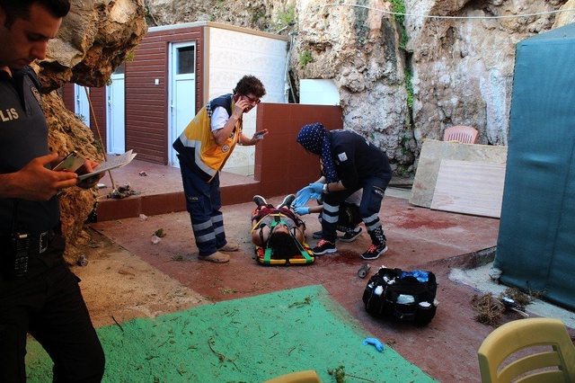Falezlerden Atlayan Genç Kız, Sedye İle Elden Ele Ambulansa Taşındı