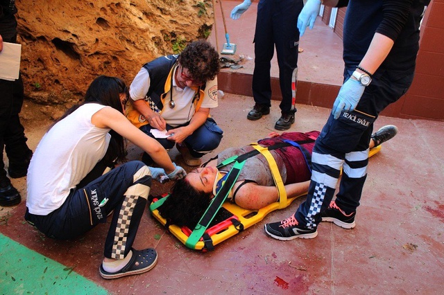 Falezlerden Atlayan Genç Kız, Sedye İle Elden Ele Ambulansa Taşındı