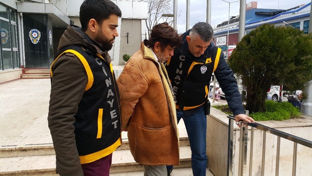 Cani baba,14 yerinden bıçakladığı kızının başında oturup sigara içmiş!