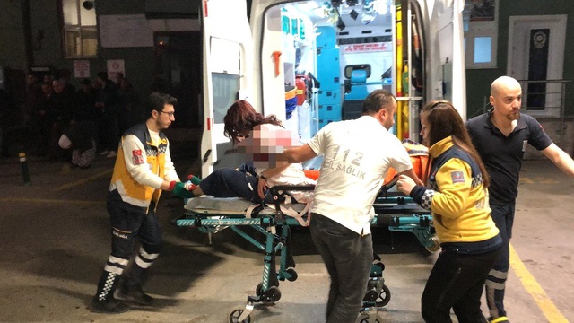 Cani baba,14 yerinden bıçakladığı kızının başında oturup sigara içmiş!