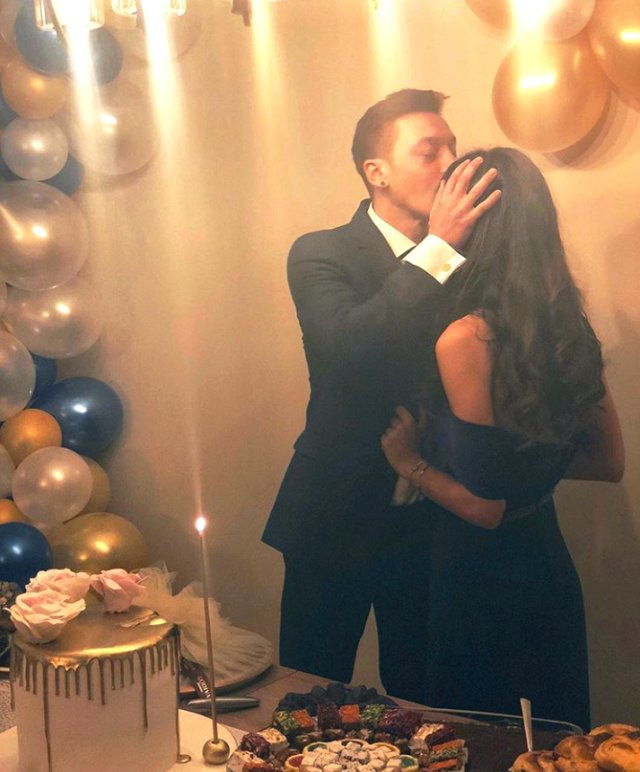 Amine Gülşe ve nişanlısı Mesut Özil sıkı sıkı sarılarak aşk tazeledi