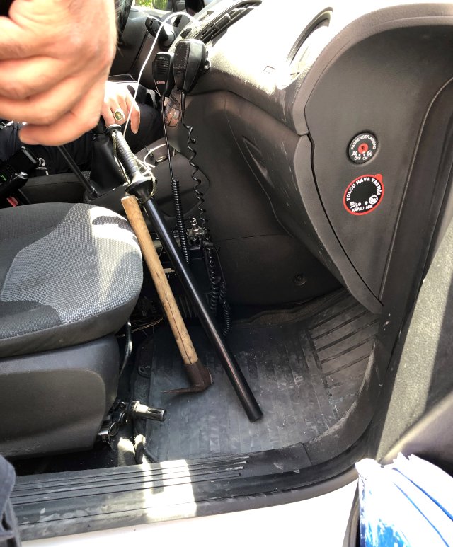 ATM'ye balta ile saldıran öfkeli adam üzerine tek satırlık not bıraktı ATM'ye balta ile saldıran öfkeli adam üzerine tek satırlık not bıraktı