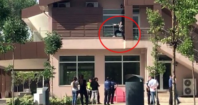 Polis, bileklerini kesip binadan atlamaya kalkışan genç kızı böyle kurtardı