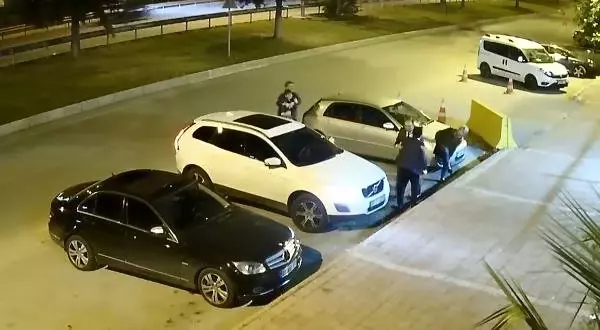 Eski eşini, polisin ve oğlunun önünde tekme tokat dövdü