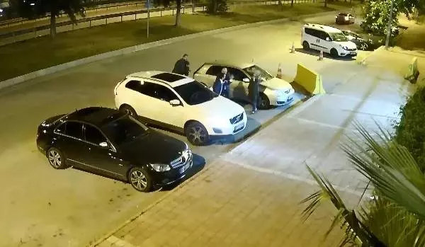 Eski eşini, polisin ve oğlunun önünde tekme tokat dövdü