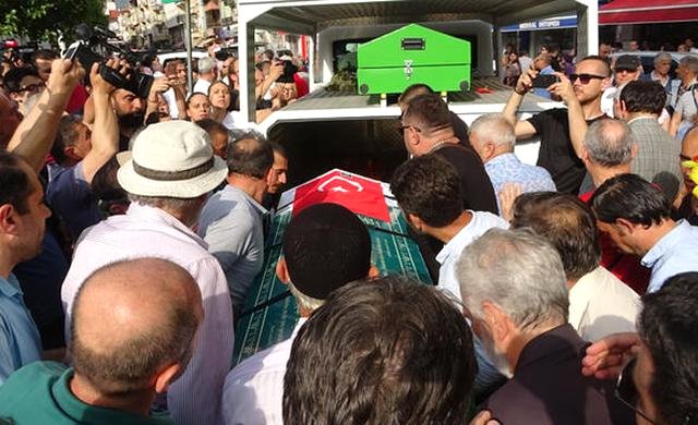 Eşref Kolçak'ın cenazesinde büyük ayıp! Vatandaşlar ünlülerle selfie yapmak istediler