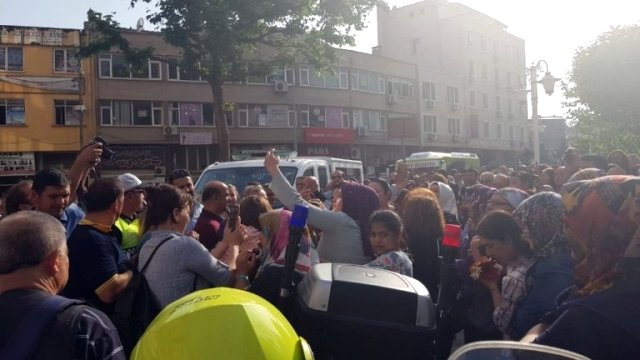 Eşref Kolçak'ın cenazesinde büyük ayıp! Vatandaşlar ünlülerle selfie yapmak istediler