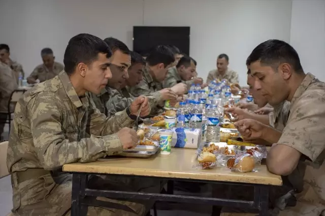 Vatan nöbetini oruçlu yerine getiren Mehmetçik üs bölgesinde oruç açıyor