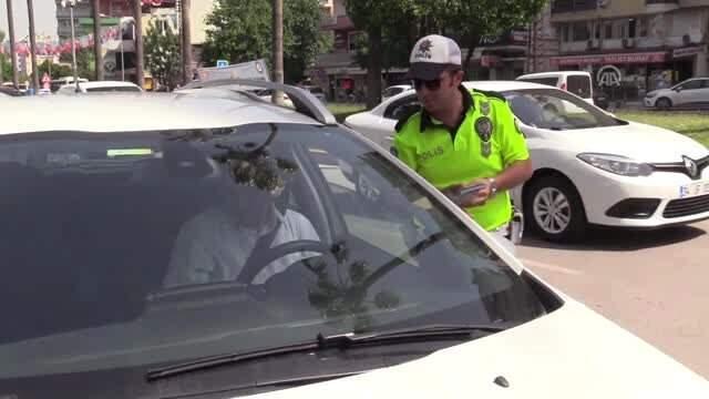 Polis ekiplerinden yayaya öncelik vermeyen sürücüye 