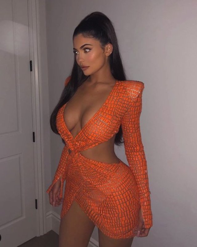 Ünlü model Kylie Jenner, turuncu elbisesinin fiyatıyla dudak uçuklattı