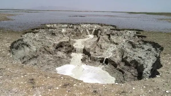 Akgöl'ün kenarında 1,5 metre derinliğinde obruklar oluştu