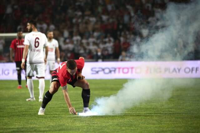 Hatayspor-Gazişehir Gaziantep maçında iki taraftar gözaltına alındı Hatayspor-Gazişehir Gaziantep maçında iki taraftar gözaltına alındı