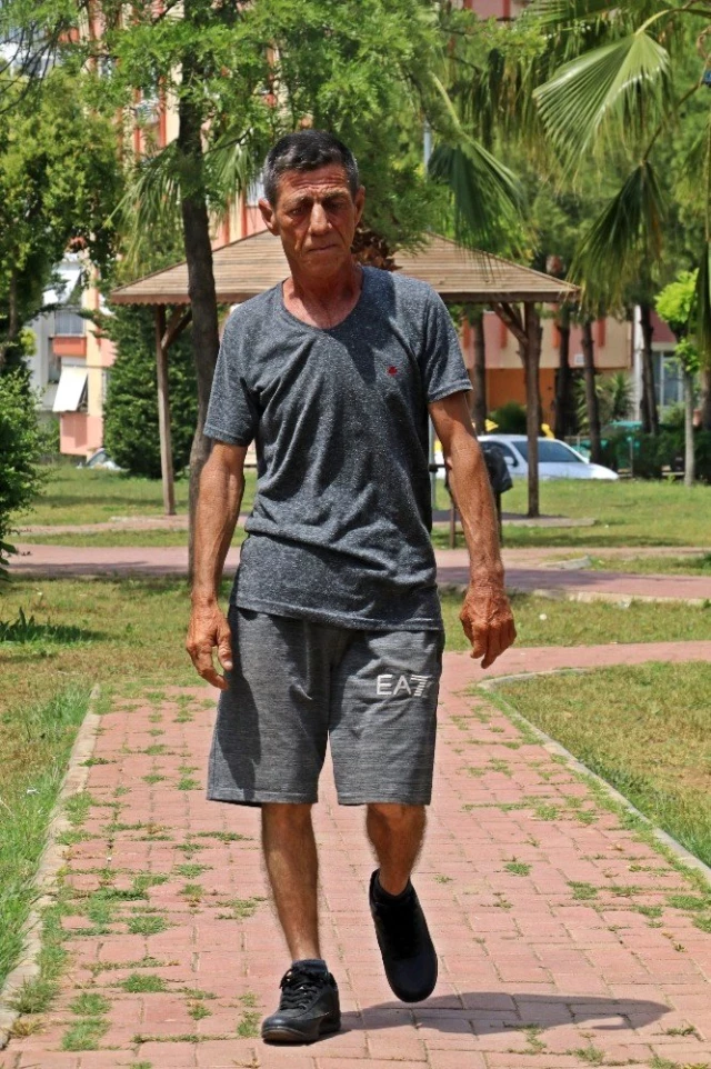 11 gündür kayıp olan oğlunun kıyafetlerini giyip sokak sokak onu arıyor