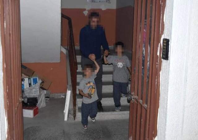 Kütahya'da bir baba 2 oğlunu sokak ortasında tekme tokat dövdü
