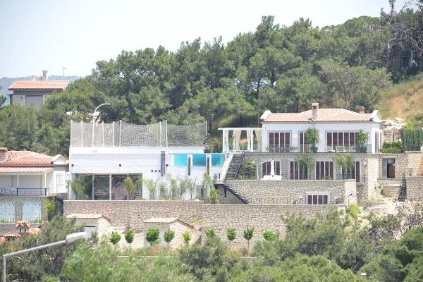 Mesut Özil ve Amine Gülşe, balayını Çeşme'deki yeni villasında geçirecek