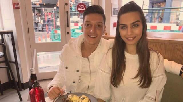Mesut Özil ve Amine Gülşe, balayını Çeşme'deki yeni villasında geçirecek Mesut Özil ve Amine Gülşe, balayını Çeşme'deki yeni villasında geçirecek
