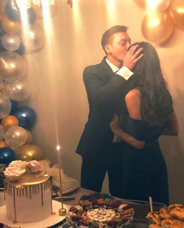 Mesut Özil ve Amine Gülşe, balayını Çeşme'deki yeni villasında geçirecek Mesut Özil ve Amine Gülşe, balayını Çeşme'deki yeni villasında geçirecek