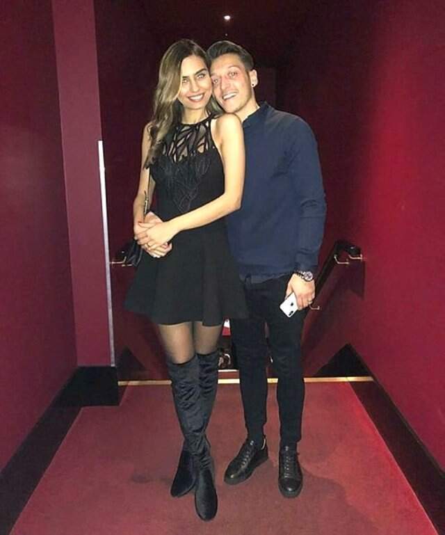 Mesut Özil ve Amine Gülşe, balayını Çeşme'deki yeni villasında geçirecek Mesut Özil ve Amine Gülşe, balayını Çeşme'deki yeni villasında geçirecek