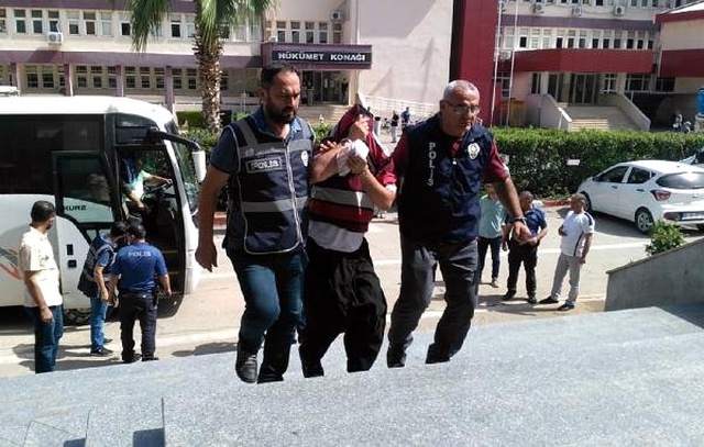 Fuhuş baskınında yakalandılar! Erkeklerin giydiği şalvarlar dikkatlerden kaçmadı