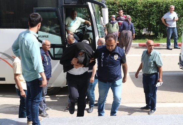 Fuhuş baskınında yakalandılar! Erkeklerin giydiği şalvarlar dikkatlerden kaçmadı