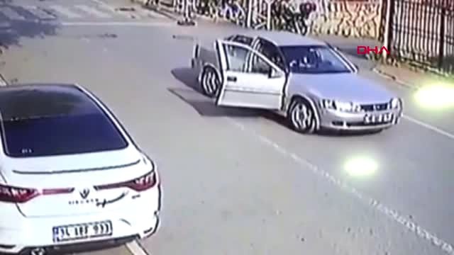 Dehşet anları kamerada! Nişanlısı, talihsiz kadını seyir halindeki arabadan attı