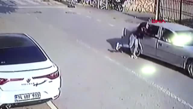 Dehşet anları kamerada! Nişanlısı, talihsiz kadını seyir halindeki arabadan attı