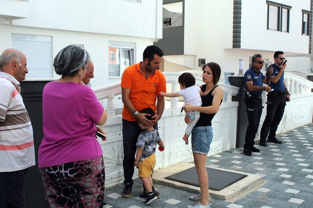 Kahraman anne 2 çocuğunu ölümden kurtardı