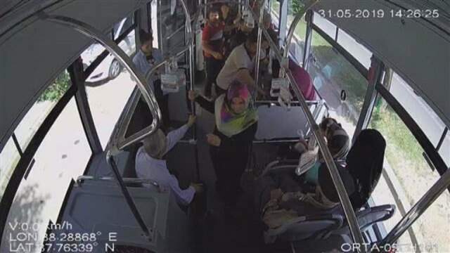 Belediye otobüsünde yumruk yumruğa kavga ettiler Belediye otobüsünde yumruk yumruğa kavga ettiler