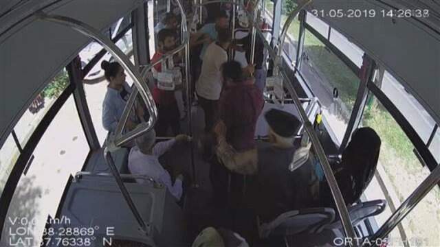 Belediye otobüsünde yumruk yumruğa kavga ettiler Belediye otobüsünde yumruk yumruğa kavga ettiler