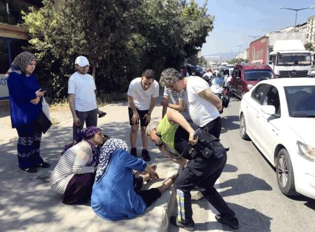 Bursa'da 1 saat arayla iki kadına otomobil çarptı! Vatandaşlar isyan etti Aynı noktada 1 saat arayla 2 kaza! Vatandaşlar isyan etti
