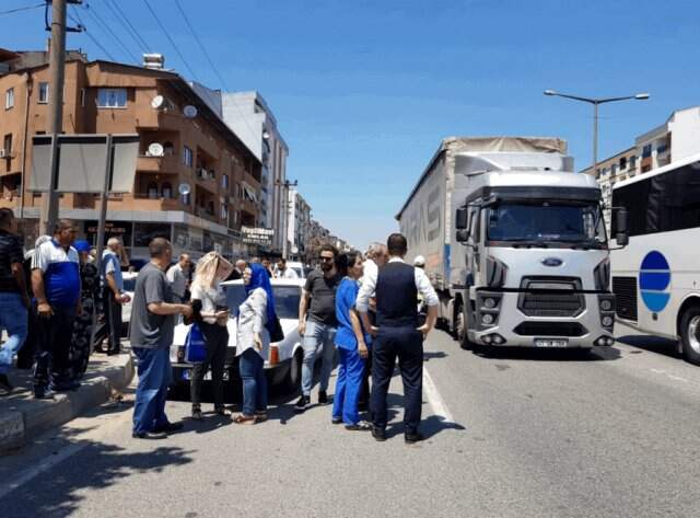 Bursa'da 1 saat arayla iki kadına otomobil çarptı! Vatandaşlar isyan etti Aynı noktada 1 saat arayla 2 kaza! Vatandaşlar isyan etti