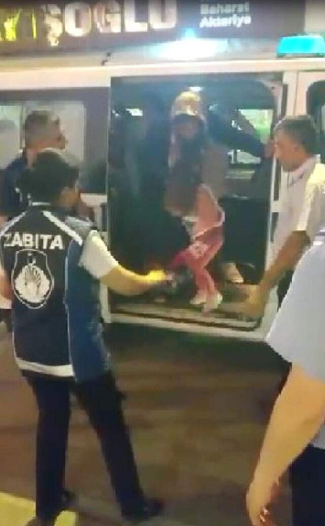 Çorum'da zabıta ile dilenci kadınlar arasında arbede Çorum Belediyesi koridorunda dilenci kadınların yaptığı