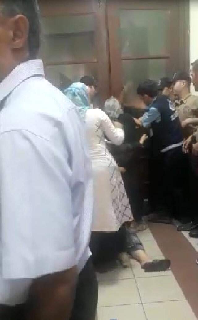 Çorum'da zabıta ile dilenci kadınlar arasında arbede Çorum Belediyesi koridorunda dilenci kadınların yaptığı