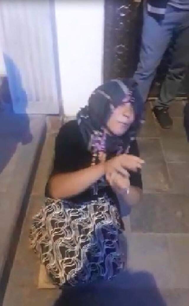 Çorum'da zabıta ile dilenci kadınlar arasında arbede Çorum Belediyesi koridorunda dilenci kadınların yaptığı
