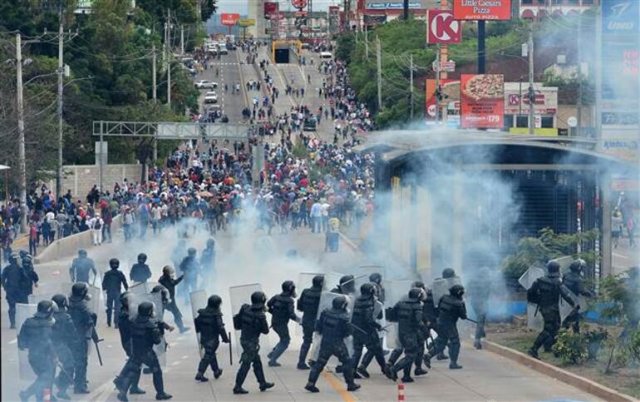 Honduras'ta hükümet karşıtı protestolar sürüyor! ABD Büyükelçiliğinin kapısını ateşe verdiler