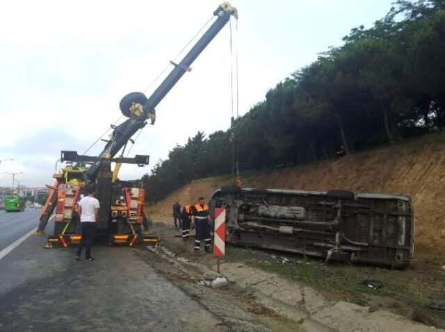 TEM Otoyolu'nda servis minibüsü devrildi! Kazada ölen ya da yaralanan olmadı