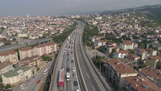 TEM Otoyolu'nda bayram trafiği! Durma noktasına geldi