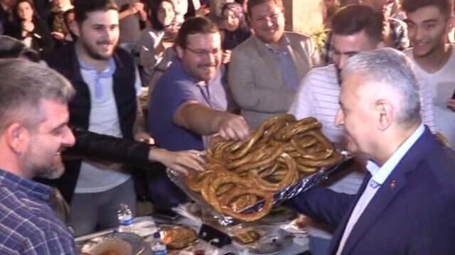 Binali Yıldırım, Bakan Varank'ın sahur davetine bir tepsi simitle katıldı