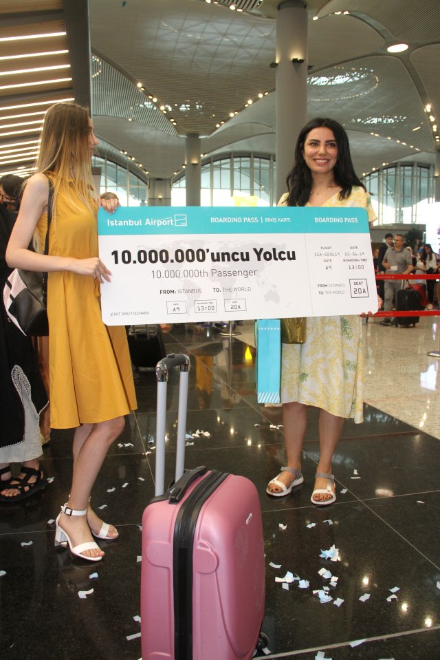 İstanbul Havalimanı'nda 10 milyonuncu yolcuya sürpriz karşılama