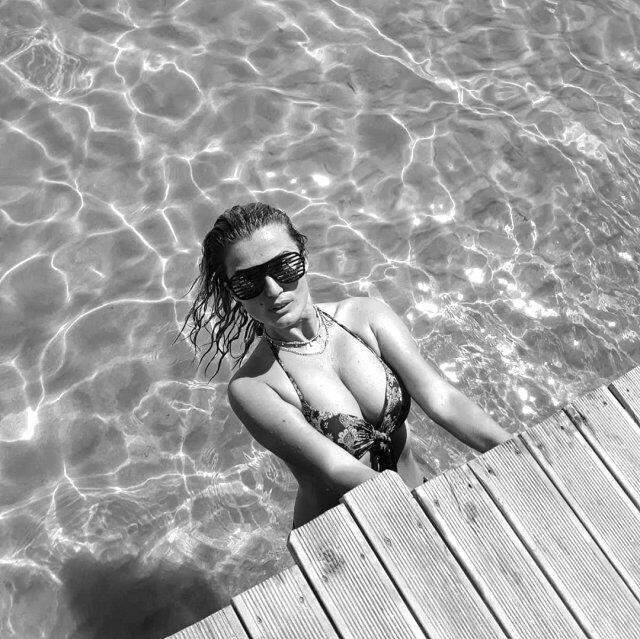 Ünlü isimlerin bikinili paylaşımları sosyal medyaya damga vurdu Ünlü isimlerin bikinili paylaşımları sosyal medyaya damga vurdu