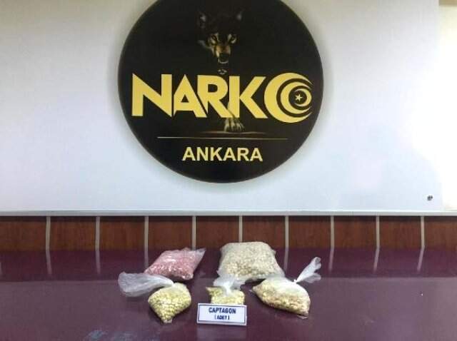 Uyuşturucu tacirleri polisten kaçarken koyun sürüsüne çarptı