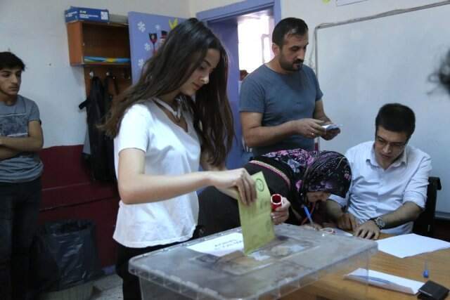 Yusufeli'nde oy kullanma işlemi başladı.5 bin 2019 seçmen 20 sandıkta oy kullanacak Artvin Yusufeli'nde seçim yenileniyor. 5 bin 2019 seçmen 20 sandıkta oy kullanacak