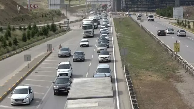 43 ilin geçiş noktası Kırıkkale'de trafik kilit!