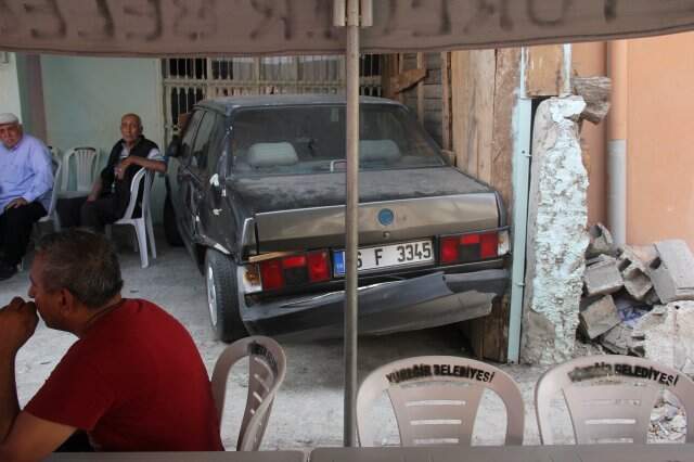 Adana'da korkunç kaza! Acemi sürücü kaldırımda oturan iki kadını böyle ezdi