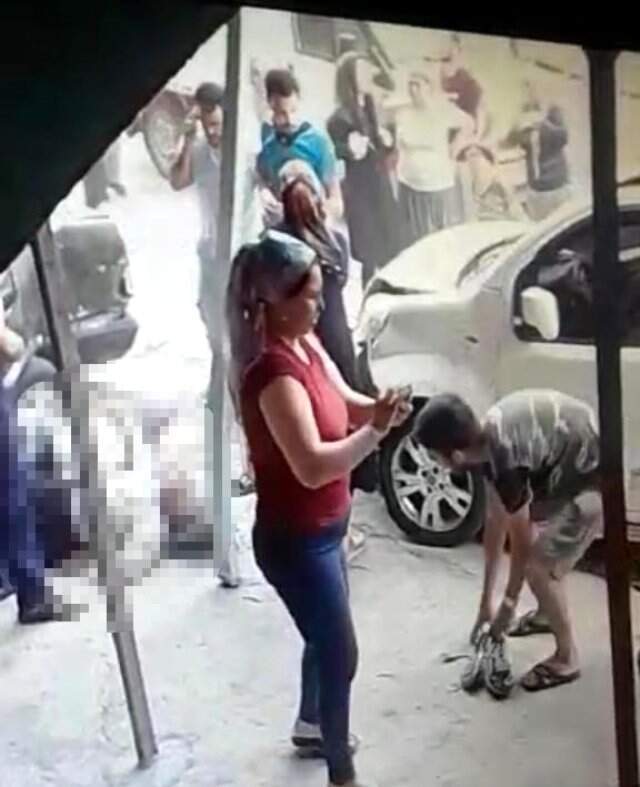 Adana'da korkunç kaza! Acemi sürücü kaldırımda oturan iki kadını böyle ezdi