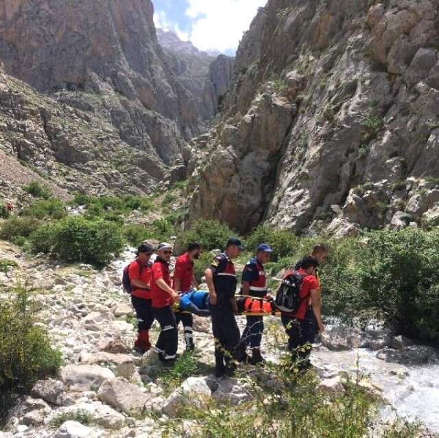 Ayağı kırılıp, mahsur kalan dağcı kurtarıldı Ayağı kırılıp, mahsur kalan dağcı kurtarıldı
