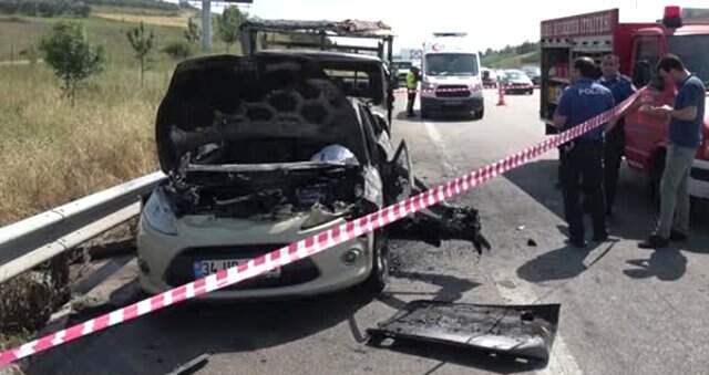 Kamyonet, emniyet şeridindeki otomobile çarptı: 1 ölü, 1 yaralı Kamyonet, emniyet şeridindeki otomobile çarptı: 1 ölü, 1 yaralı
