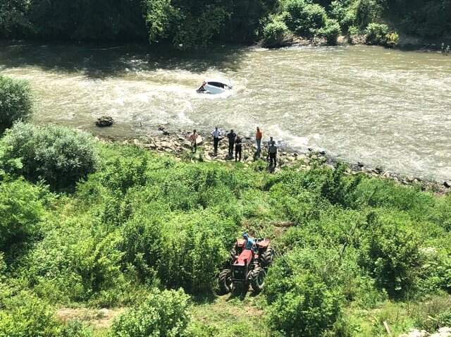 Melen Çayı'nda korku dolu anlar! Kaya parçası durdurdu